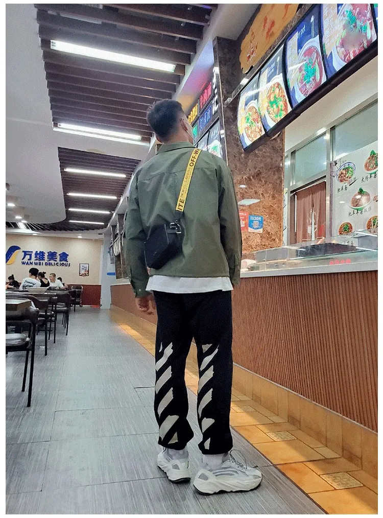 ♻️💯Refer to the model picture for the upper body❤️ The top tested version for spring and autumn OFF WHITE OW patch bronzing tape arrow sweatpants for men and women, the same style pure cotton loose trousers for men and women OW men's and women's loose leg-fitting sports casual pants, with anti-counterfeiting technology on the back, the real over-the-top version OW yellow glue, obvious signature, unique high street style! The stylized design is printed on a classic frame, and a layer of foundation-colored colloid with a graffiti effect is superimposed on the printing. It is visually very consistent with the theme, as if a layer of tape has been pasted, and the design is brilliant! Heavy, tougher and retro, the main elements are heavily engineered, the micro-profile version is suitable for both men and women, surrounded by more street-style inkjet elements, and the inkjet style of street graffiti is everywhere. The printing is done on a Japanese-owned Mimaki printing machine, with no edges or burrs. Inkjet heat transfer is hot-pressed and cold-teared, and the high temperature is 180 degrees. The front piece needs to be pressed twice (the second time requires 180kg of air pressure). The transparent fabric pattern is anti-scratch and ironing, and the printing does not fog up. The semi-transparent tape in the front circle can reveal the covered part of the printing below. The color of the golden printing on the tape is not a flat color, and the colors of the tape printing are different in depth. The wash label is also customized according to the original font from the company. The accessories still use the full line of correct accessories. The rectangular woven collar label design has canceled the previous three-dimensional silicone feel font and changed it to a fully woven collar label. You can see fluorescent fonts on the collar label. The five-link silicone hang tag, the three-link washable label and the zebra crossing packaging line are still the same. Size chart Hips 56, recommended 120-150 catties M pants length 104 waist 80 hips 58 recommended 150-170 catties L pants length 106 waist 82 hips 60 recommended 170-190 catties (the waist is elastic and can be enlarged) Color: Black White P: 360